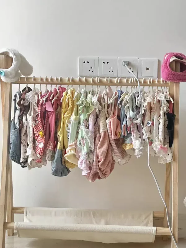 Portant vêtement enfant en bois avec étagère