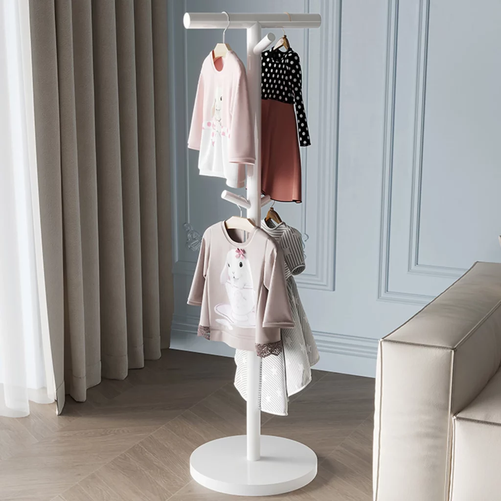 Portant vêtement enfant sur pied en bois design ludique