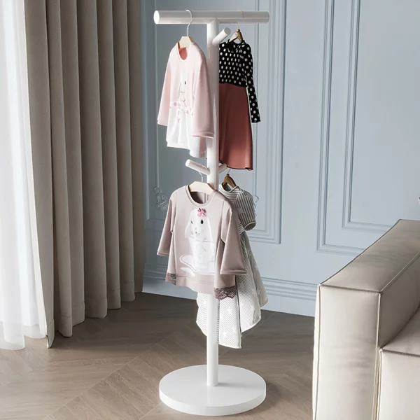 Portant vêtement enfant sur pied en bois design ludique
