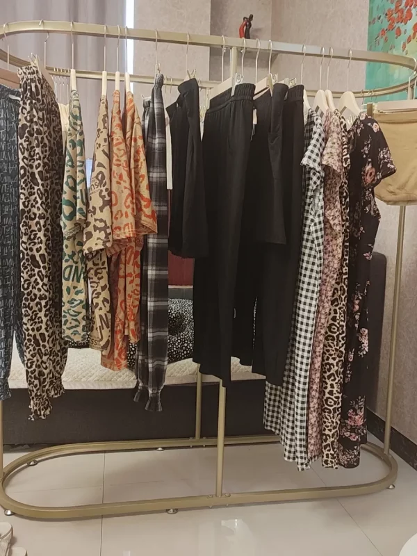 Portant vêtement doré rond style boutique – Image 4