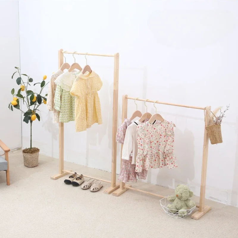 Portant vêtement enfant compact en bois naturel