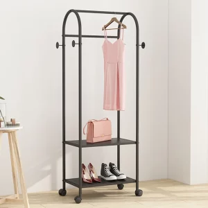 Portant vetement arrondi en métal à roulettes : élégant, stable et facile à déplacer.