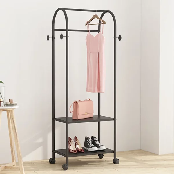 Portant vetement arrondi en métal à roulettes : élégant, stable et facile à déplacer.