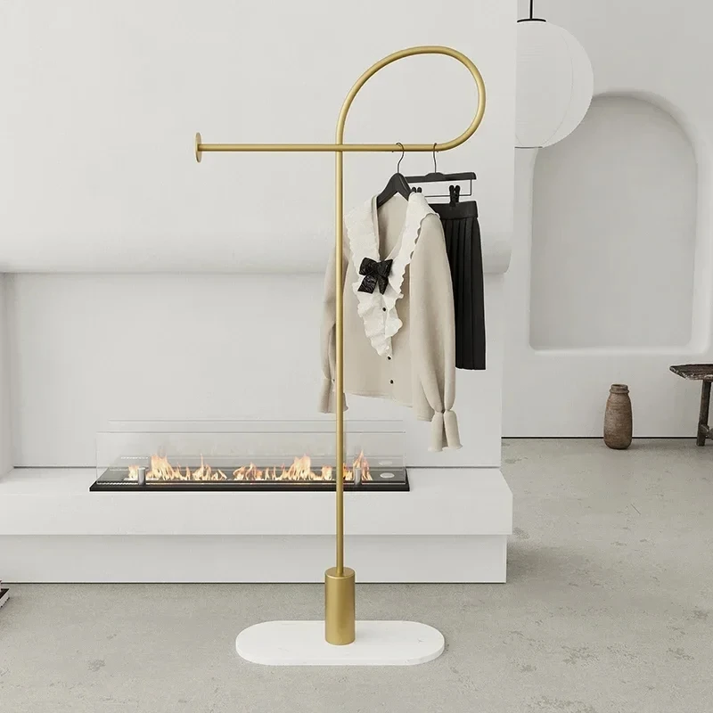 Portant vêtement design élégant pour chambre ou boutique