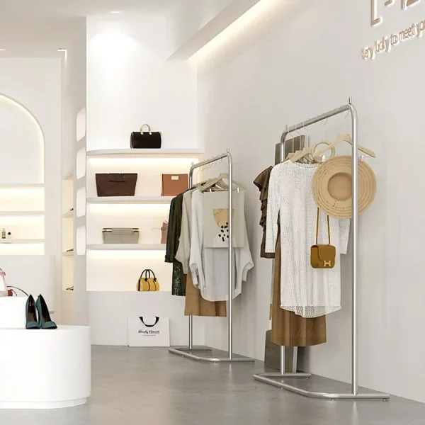 Portant vêtement sur pied métal argenté style boutique