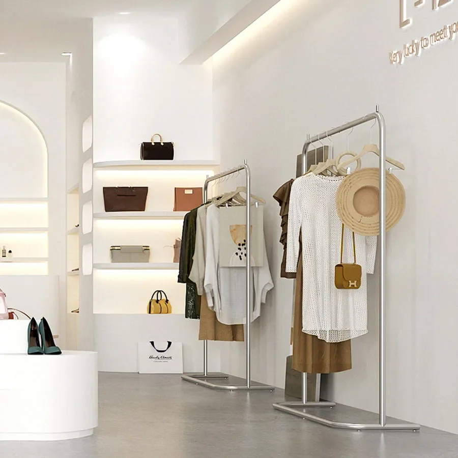 Portant vêtement sur pied métal argenté style boutique