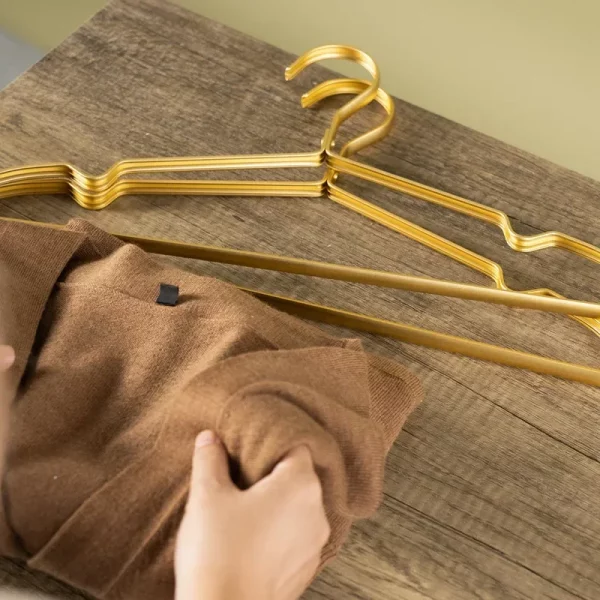 Lot de 10 cintres alu dorés élégants – Image 4
