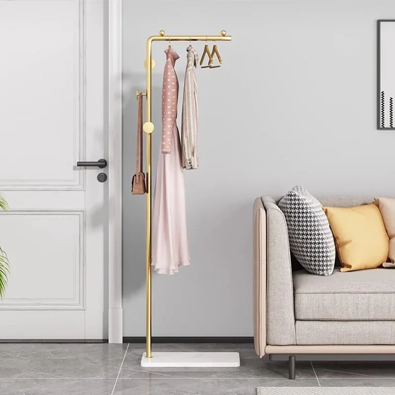 Portant vêtement sur pied compact élégant base marbre blanc