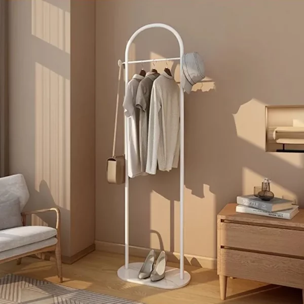 Portant vêtement sur pied design moderne arrondi en métal