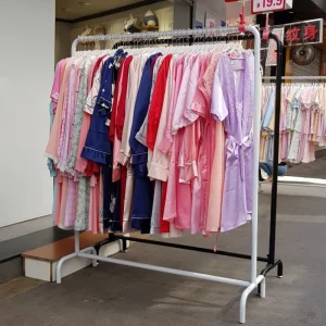 Portant vêtement sur pied robuste en métal pour magasin - modèle large