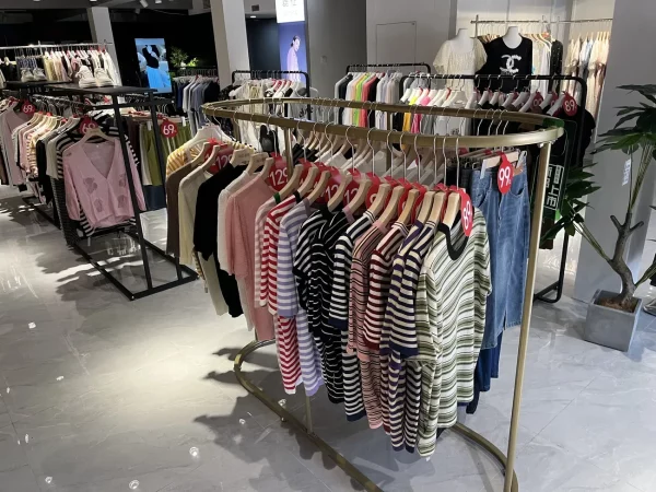 Portant vêtement doré rond style boutique