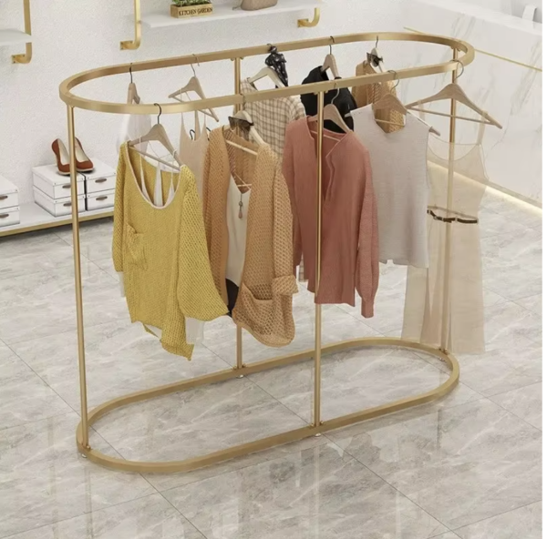 Portant vêtement doré rond style boutique